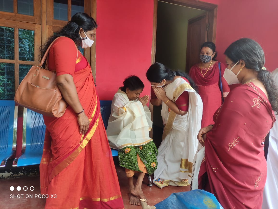 BJMM4Kerala's tweet image. #HandloomDay #MyHandloomMyPride
#Vocal4Handloom
Today our state pres. @AdvNivedida honoured  ex mahilamorcha office-bearer valli chechi who is now unable to move around due to helath issues by gifting a #handwoven cloth and also honoured ex-weaver, worker&amp;amp; father of a pracharak