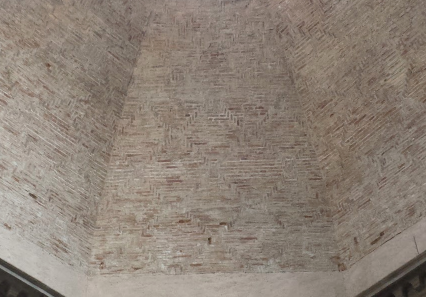 efemarq's tweet photo. Ampliant la foto és veu un #patró a l'hora de col·locar els #maons. La volta està construïda, és clar, fent filades horitzontals de maons, però per tota la superfície n'hi ha uns altres que estan col·locats #verticalment i que dibuixen una #malla que he subratllat en blanc. https://t.co/hlHl4frLbY
