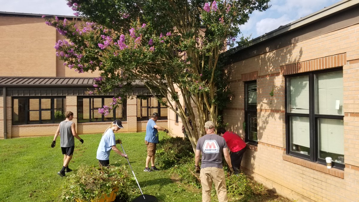 dr_abernethy's tweet photo. Another great turnout for our annual BHS Campus Beautification Day!  Thanks to all of those who dedicated their Saturday to improving our school grounds! https://t.co/MBd00X9J7L