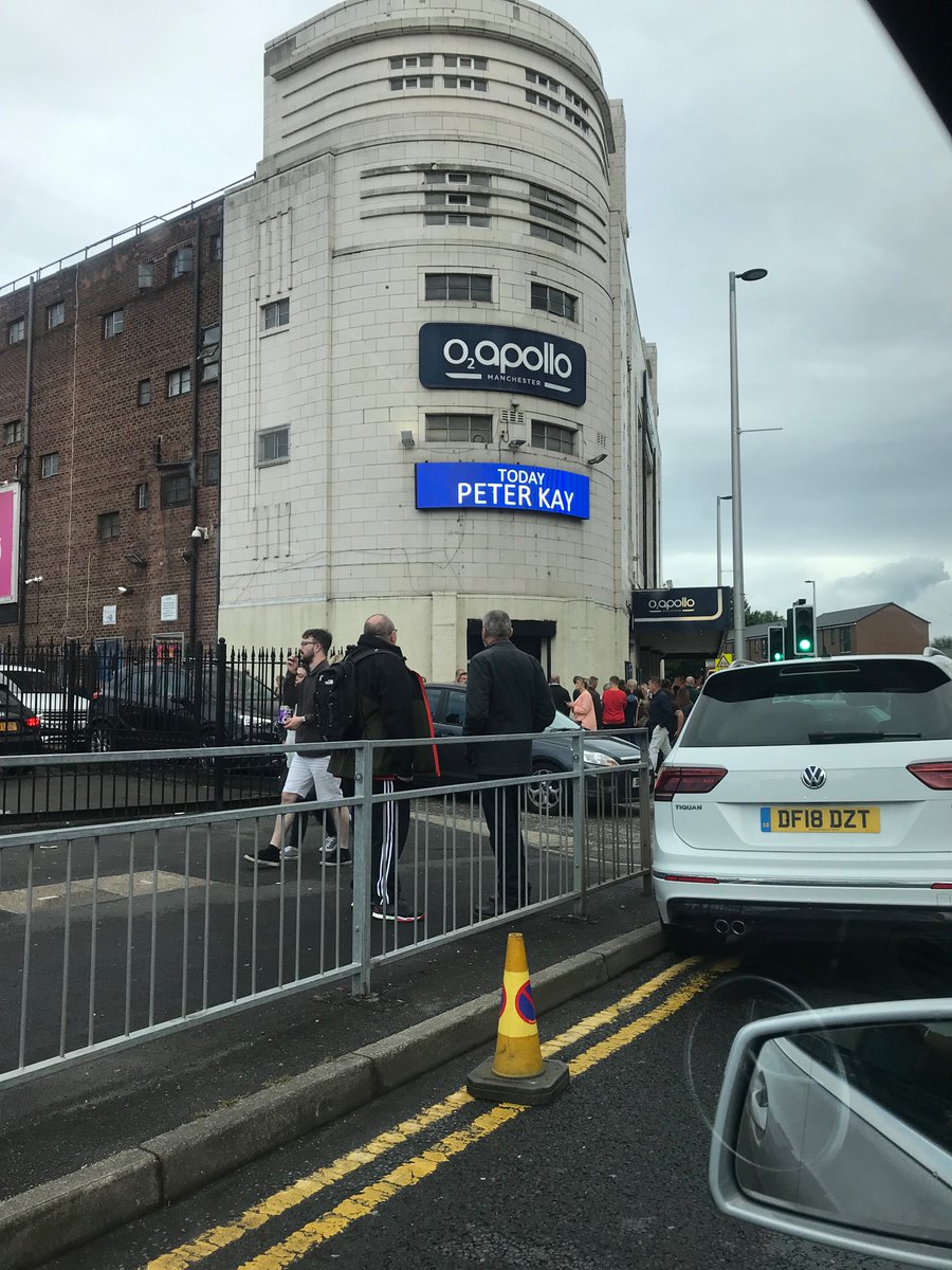 Chaos at the Peter Kay show - 100s of fans queuing to go in - 100s queuing to get out! I’m sure it’ll be worth it tho 😂 #peterkay