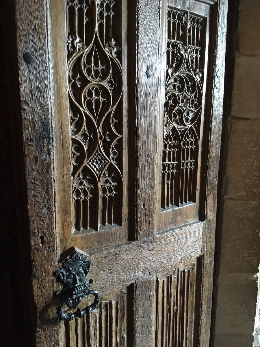 Cato_loquitur's tweet photo. Such breathtaking artistry in this single door. Someone at @berkeleycastle was quite handy with a chisel! Note the lovely handle as well. #flamboyantgothic #linenfold #dayout https://t.co/2L1NbIFOBs