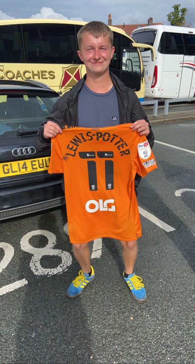 liam18442028's tweet photo. @mattsc9_ My son #HCAFC #awaydays https://t.co/AVqy0gdOGD