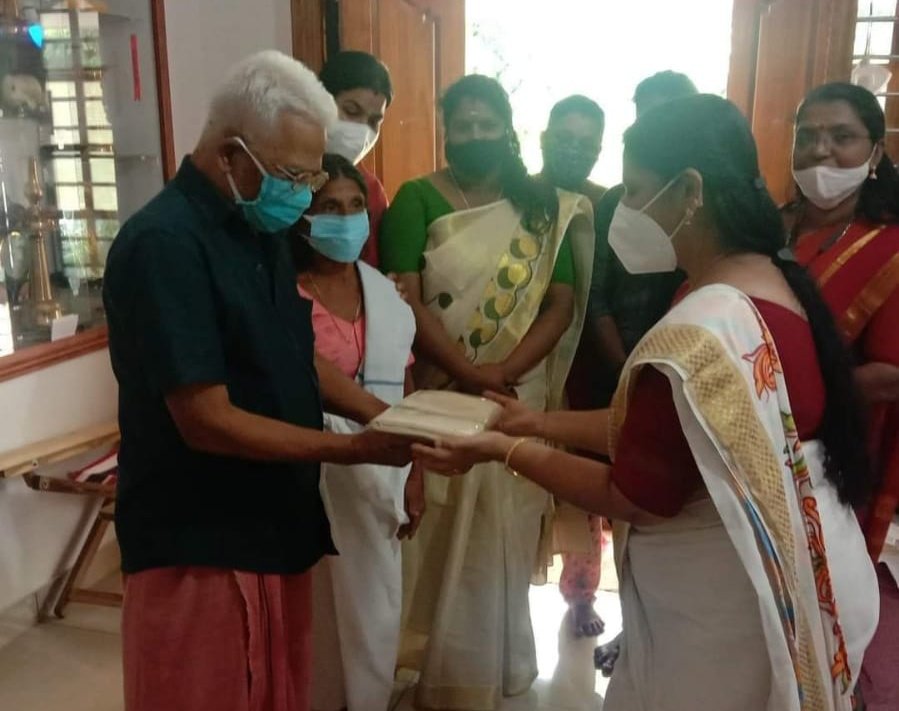 AdvNivedida's tweet image. #HandloomDay #MyHandloomMyPride
#Vocal4Handloom
Today our state pres. @AdvNivedida honoured  ex mahilamorcha office-bearer vallichechi who is now unable to move around due to helath issues by gifting #handwoven cloth &amp;amp; also honoured ex-weaver&amp;amp; sangh worker @narendramodi @JPNadda