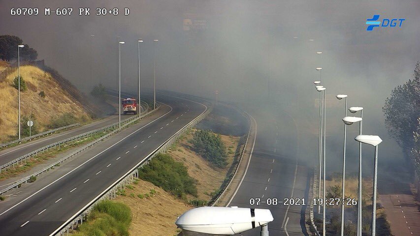 emergenciasCREM's tweet photo. INFORMACIÓN IMPORTANTE

La #M607 se encuentra CORTADA #Nivelnegro entre el kilómetro 29 y el 31 por incendio en las proximidades.
#ColmenarViejo.

Faciliten el acceso de vehículos de emergencia dejando un carril de emergencias.
#ASEM112 

Imagen @DGTes https://t.co/WVDT2rVbUc