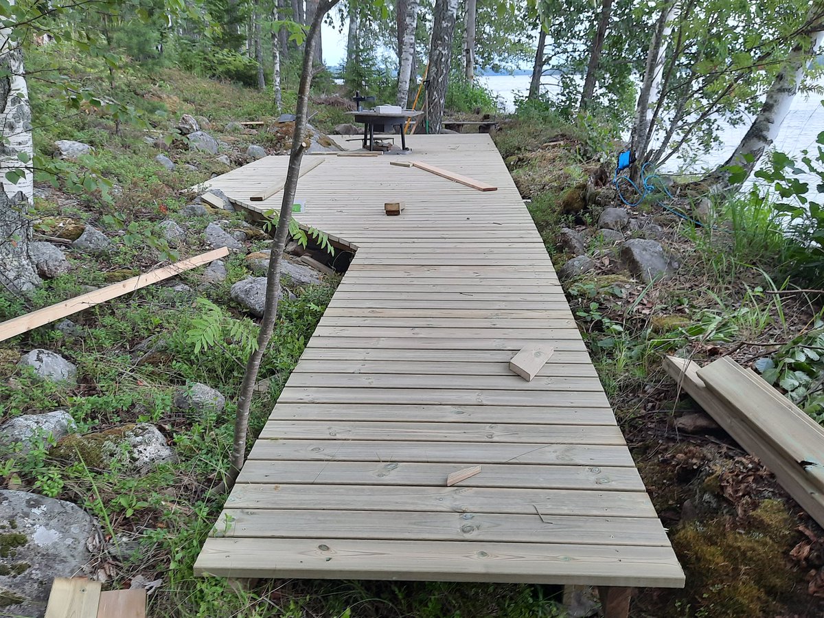LoikkanenToivo's tweet photo. Minä tein sen! Nimittäin valmiiksi, kun taitavat velimiehet laittoivat alulle ja antoivat hyvät niksit. #rantaterassi #mökkielämää #imadeit #madeinfinland https://t.co/mR3luZnZxA