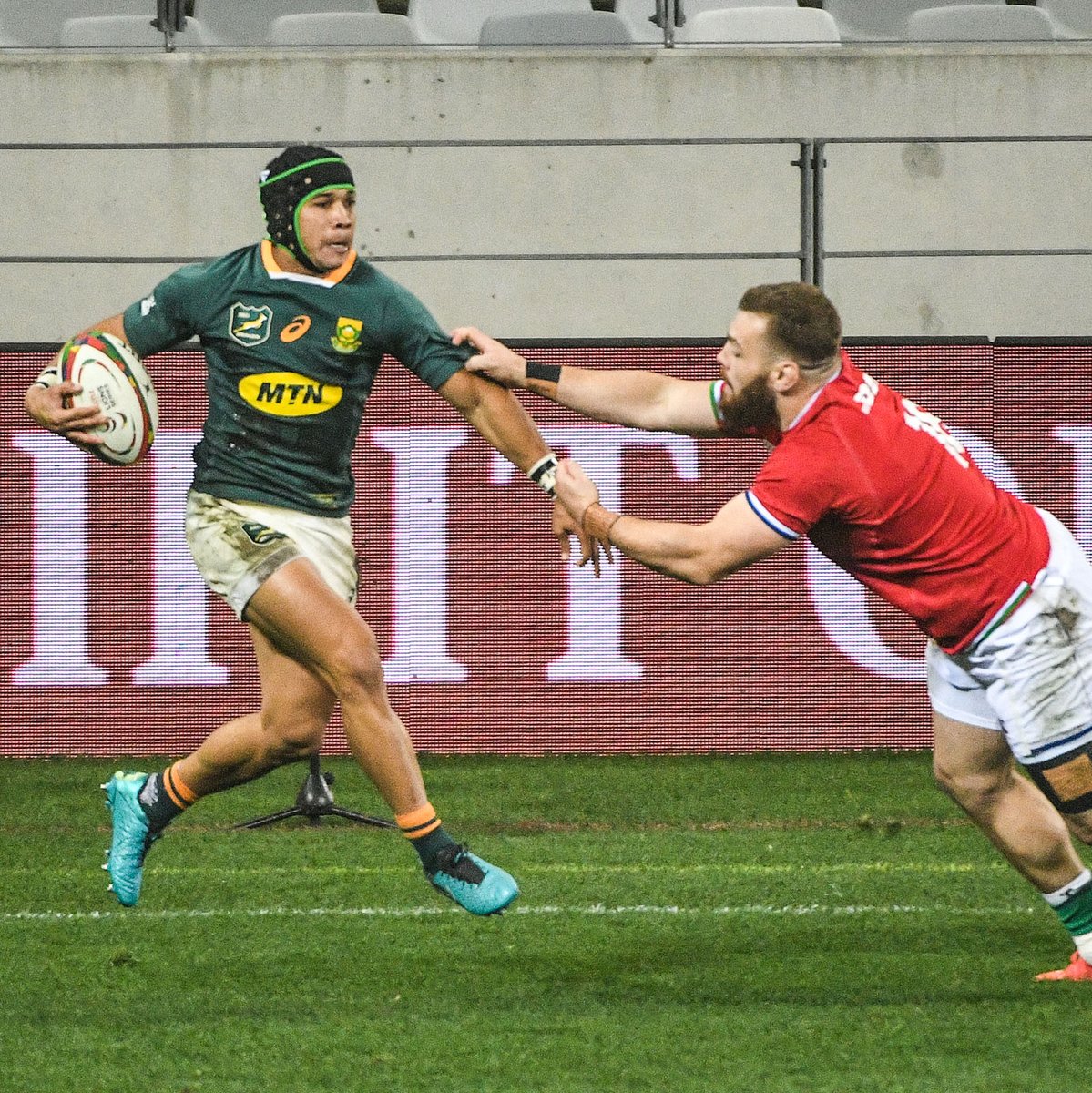 Springboks's tweet image. 🪄 Some magical footwork by Cheslin Kolbe.
#CastleLionsSeries #StrongerTogether #StrongerForever #RSAvBIL #SAvBIL