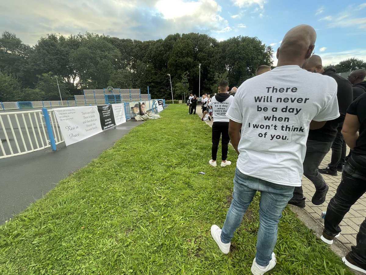 Familie en vrienden dragen shirts die ze speciaal voor vanavond hebben laten maken. Op de voorkant staat een foto van Manuel #stilletocht #zwijndrecht