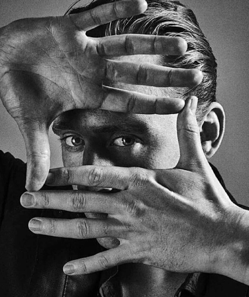 Tom Hiddleston's Hands tweet media