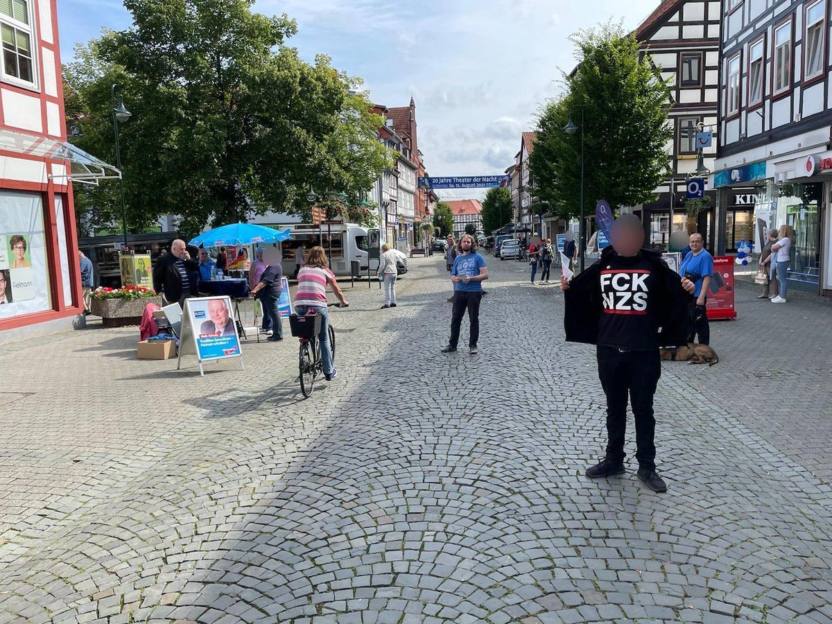 Heute sind ein paar Genoss*innen durch Zufall auf einen AfD-Stand in der #Northeim|er Innenstadt getroffen und haben spontan ein paar Flyer von #AufstehenGegenRassismus an die Passant*innen verteilt. 
Stabile Aktion ✊

#FckAfD #NoNazis #NieWieder