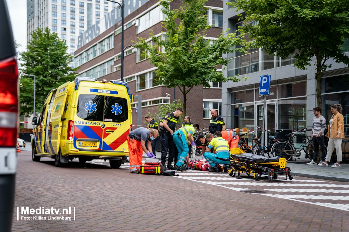 VIDEO Fietster zwaargewond na aanrijding met bestelbus Verlengde Nieuwstraat Rotterdam