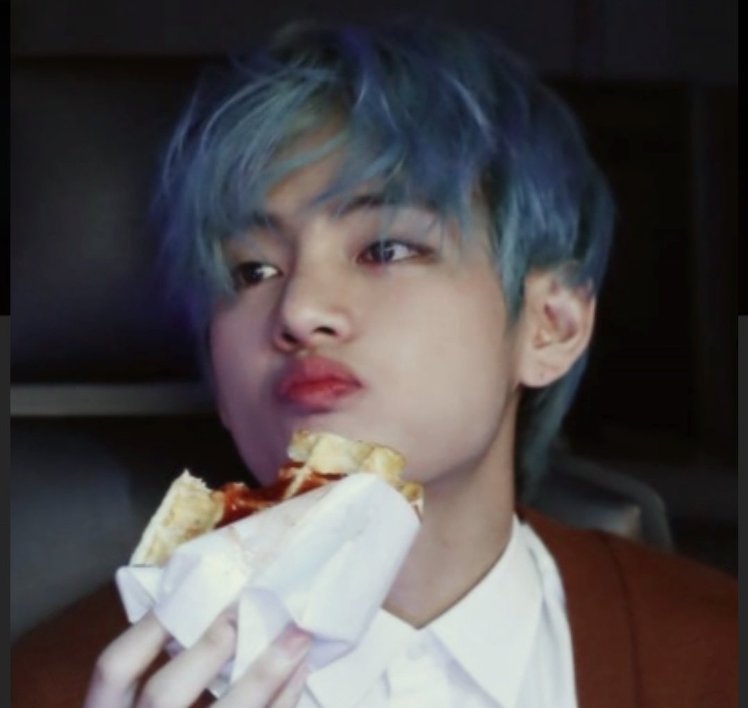 purplebtsvkook's tweet photo. 🍞 eating 🍞 https://t.co/GpmYkI1JG9