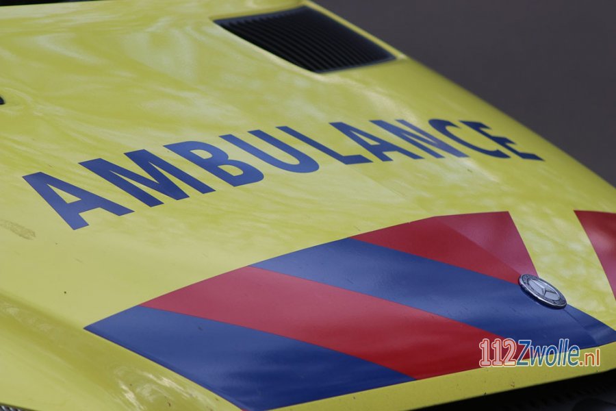 Agressieve foutparkeerder in #Zwolle rijdt weg en sleurt BOA mee. 112Zwolle.