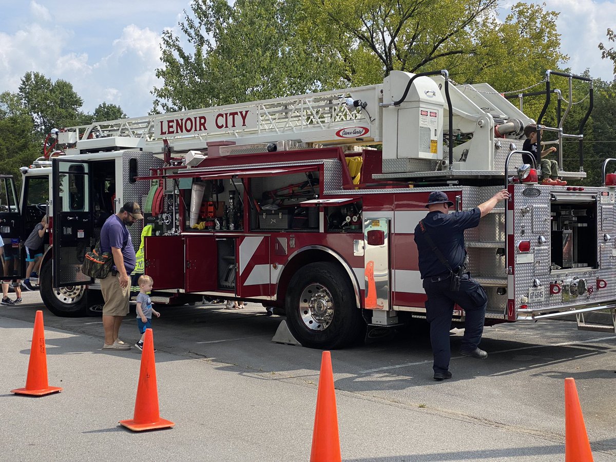 GinniBeaty's tweet photo. Touch-A-Truck was a huge hit today. Seeing all the bright eyed kids was awesome. Loved that the LoCo Police &amp; Fire Depts supported this Prevention Alliance event. @visitloudon https://t.co/77wkP90TCt