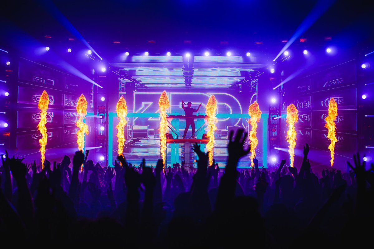 Zedd's tweet photo. What an unbelievable night in San Francisco. 

Our 7th sold out @BillGrahamCivic show.

Can’t wait for #8 tonight! https://t.co/V6K7T3DQPD