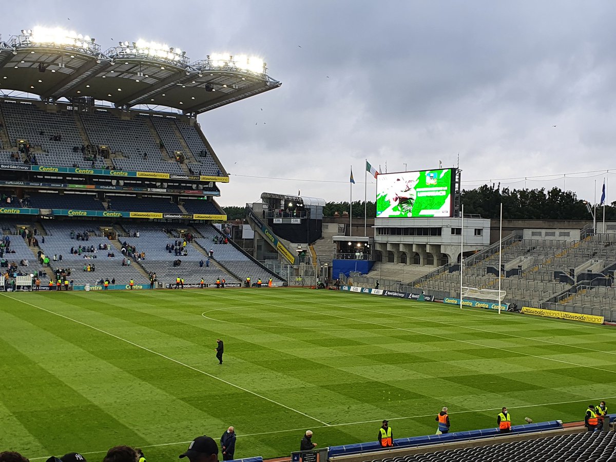 oisinlangan's tweet photo. I never really liked hurling anyway....oh who am I kidding I can't stay mad at you hurling no matter how many times you hurt me. ๐ญ๐ญ๐ญ๐ญ๐ญ๐ญ #LimWat https://t.co/aanALLLEiB