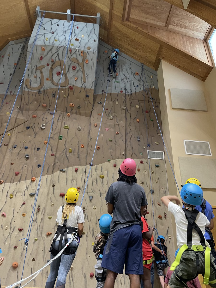 military_family's tweet photo. 🧗♀️🧗🧗♂️ Using teamwork and grit, our #OperationPurple campers reach any summit they set their sights on! #Summerkids #MilitaryKids #RockClimbing #IndoorRockClimbing https://t.co/6tA08cEeSc