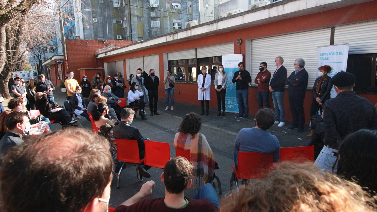 SaludBAP's tweet photo. A un año de la partida de Nora Etchenique, realizamos un acto en conmemoración y se descubrió el mural en el Instituto de Hemoterapia que lleva su nombre. Homenaje a su trabajo incansable y clave en la utilización del plasma para mitigar los efectos del COVID-19. https://t.co/6EoxVL43s9