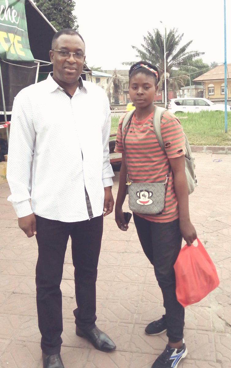 charleskabuya's tweet photo. Tout espoir n'est pas perdu pour la jeunesse congolaise lorsqu'on rencontre la jeune Laure. 
Élève en terminale du secondaire, elle fait le métier de cireur de chaussures ambulant qd elle n'est pas à l'école afin de subvenir à ses besoins, et + de 30 km chaque jour depuis Maluku https://t.co/A2gjySfJ2F