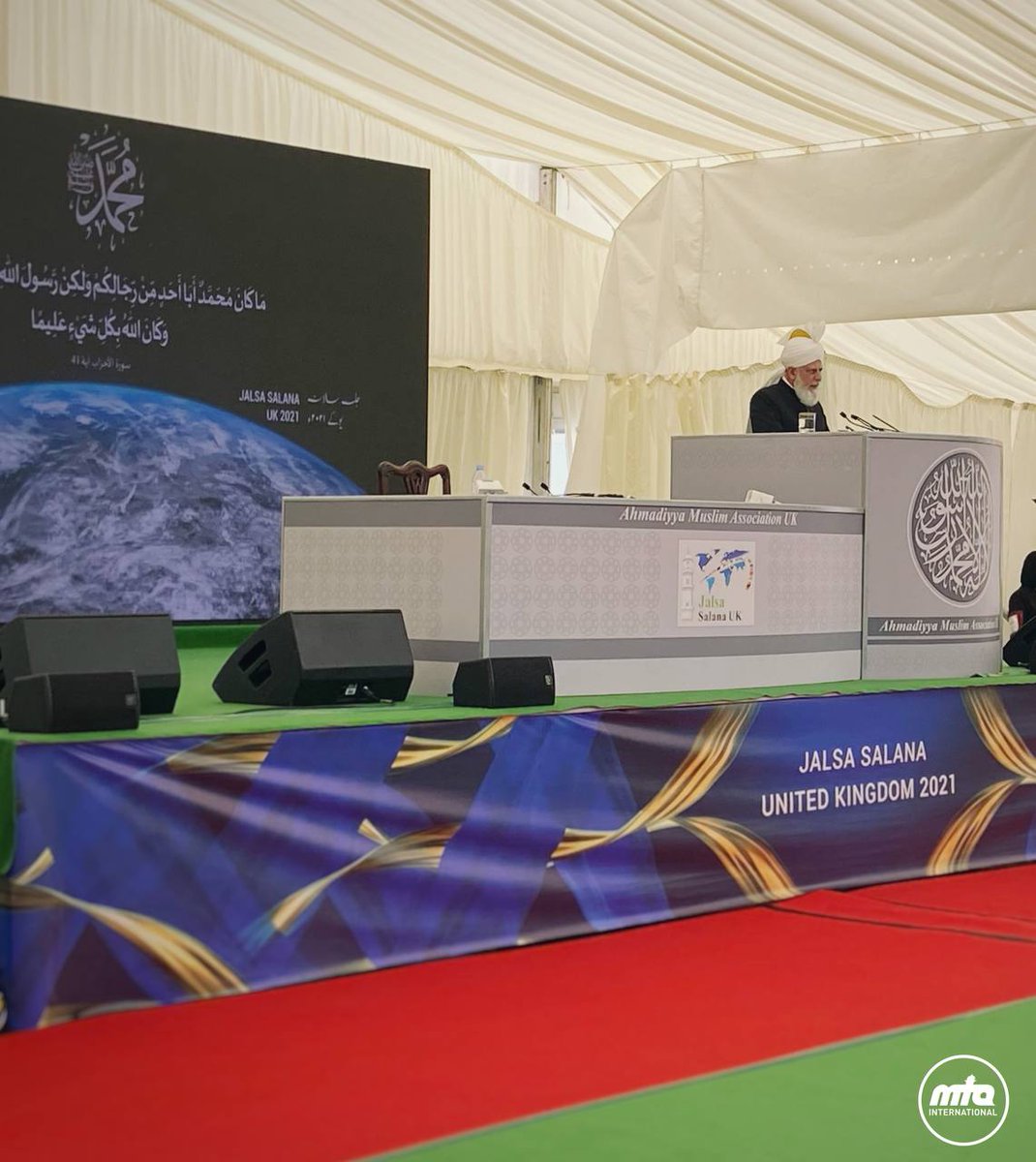 JalsaConnect's tweet photo. Moments captured during His Holiness, Hazrat Mirza Masroor Ahmad (aba)'s address to the ladies Jalsa Gah, 
#JalsaConnect https://t.co/I6MnqvMDuI