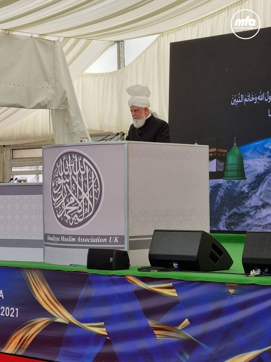JalsaConnect's tweet photo. Moments captured during His Holiness, Hazrat Mirza Masroor Ahmad (aba)'s address to the ladies Jalsa Gah, 
#JalsaConnect https://t.co/I6MnqvMDuI