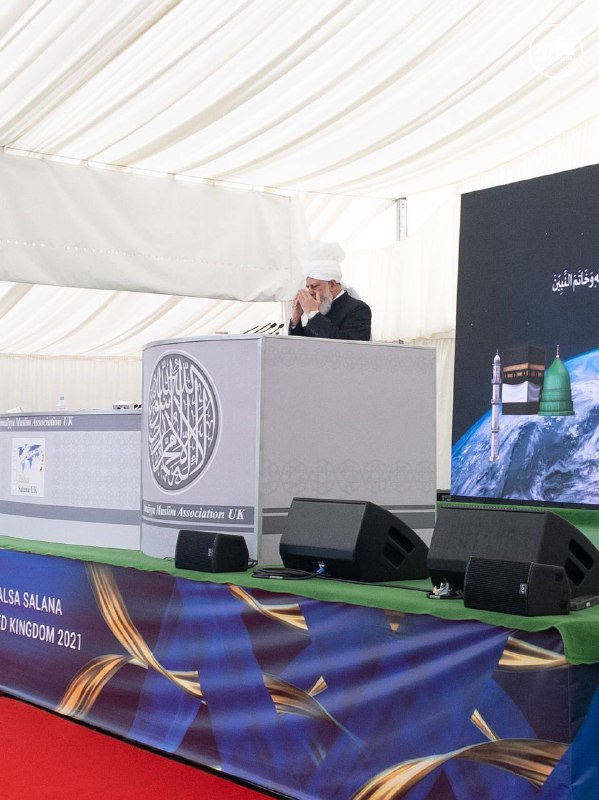 JalsaConnect's tweet photo. Moments captured during His Holiness, Hazrat Mirza Masroor Ahmad (aba)'s address to the ladies Jalsa Gah, 
#JalsaConnect https://t.co/I6MnqvMDuI
