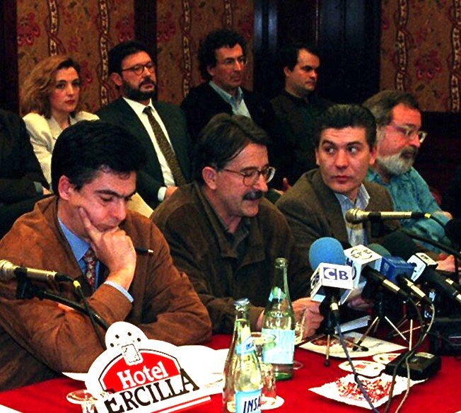 I_Ezkerra's tweet image. Mikel Azurmendi nos acaba de dejar. Siempre le recordaré leyendo el manifiesto fundacional del Foro Ermua un viernes de invierno en Bilbao. Fue el 13 de febrero de 1998. Lo hizo en castellano y euskera. Gracias, paisano.