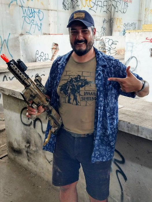 GFG_Mx's tweet photo. @YoLoL_Airsofter usando nuestra playera Urban Hunters con camisa tipo hawaiana. Un buen combo #tacticool 
#gunfightergerar #GFG #GFG_Mx #gfgmx https://t.co/yV4B1LA4sH