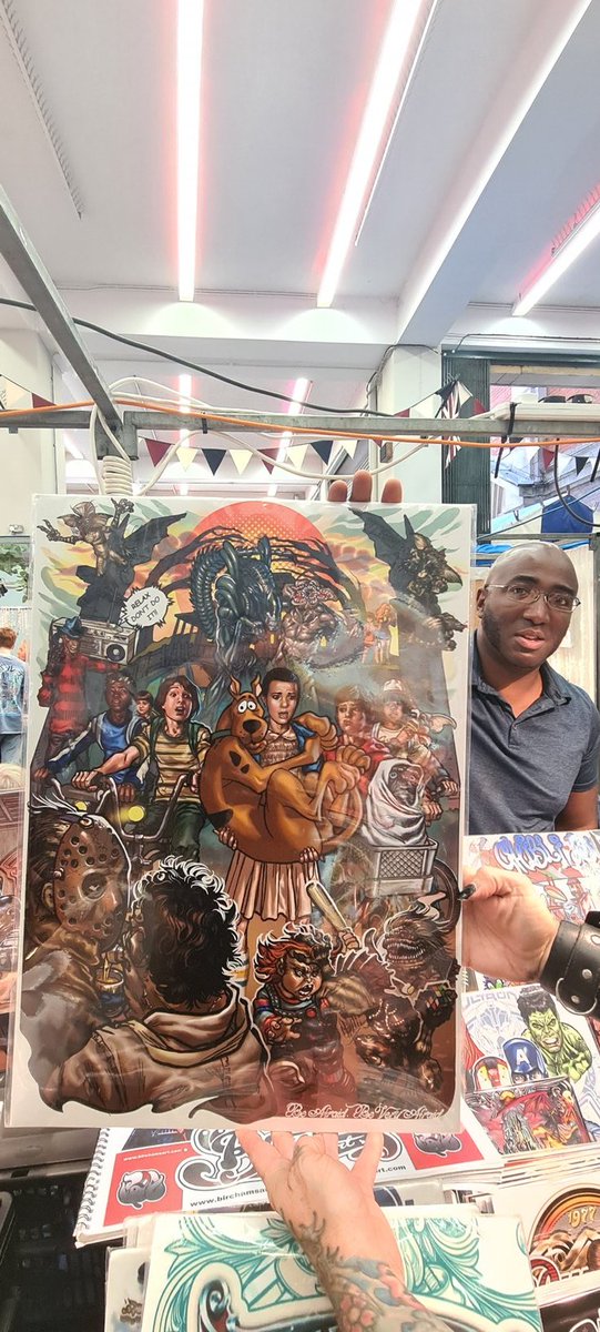 BSnowhand's tweet photo. Out for a stroll round Covent Garden and discovered @BirchamsArt check out his art and comic this guy has amazing talent ideas and sadly not so savy on the social media @BrainBeastShaun @MatthewLillard #Scooby #StrangerThings #Aliens #Chucky #Freddy #Jason #Grimlins #Critters https://t.co/iP9tfUp4Zk