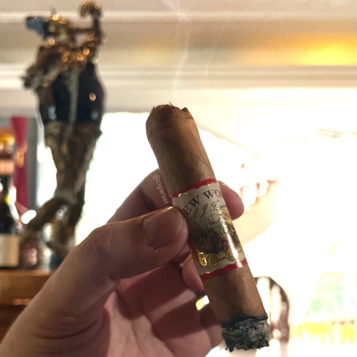 MarioManfrediY's tweet photo. Disfrutando de un gran @AJFcigars  #newworld y admirando al “Sutil Comepiedras” de #JonasGutierrez en #CasaBlend  #cigarset https://t.co/TZydhkgEBB