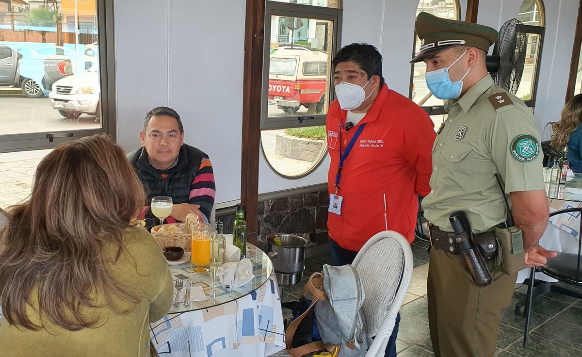SENDA_Antofa's tweet photo. AHORA| @emir_avalos Director (S) Regional junto al Delegado Presidencial Regional @DanielCalama, @CarabAntof y PDI recorren locales del sector costero de #Antofagasta dando a conocer entrada en vigencia de las modificaciones a Ley de Alcoholes. https://t.co/b3p1HIdPZx