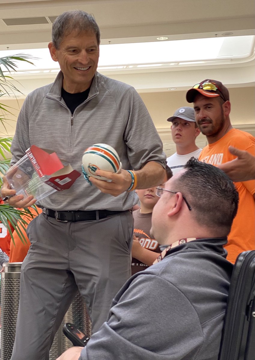 No. 19 Bernie Kosar was signing autographs at Belden Village Mall on Saturday afternoon during the Midwest Sports Spectacular sports memorabilia show, which includes Joe Thomas and Pete Rose. Event continues through Sunday. ⁦<a href="/Belden_Village/">Belden_Village</a>⁩  ⁦<a href="/MWSSpectacular/">Midwest Sports Spectacular</a>⁩