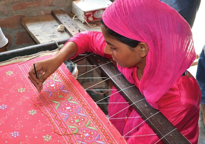 OsamaManzar's tweet photo. It is easy to celebrate Handloom Day but extremely difficult to solve the perennial poverty problem that has been exisiting among the weaving and handloom communities. The earnings of the weavers just doesn’t increase. Moreover, most of the weavers are labourers or in bondage. https://t.co/rHulqEtHMv
