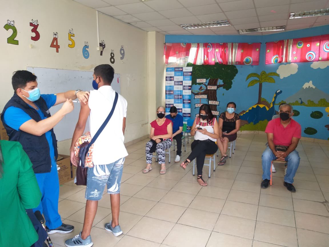 Salud_Guayas's tweet photo. #PlanVacunación9100| En los Centros de Vacunación de #SarahFlor, #Posorja, @Espol y #MuchoLote, hoy sábado continúa la jornada de aplicación de la #VacunaCOVID19, respetando todas las medidas de bioseguridad. #JuntosLoLogramos https://t.co/G3dFq6t84M