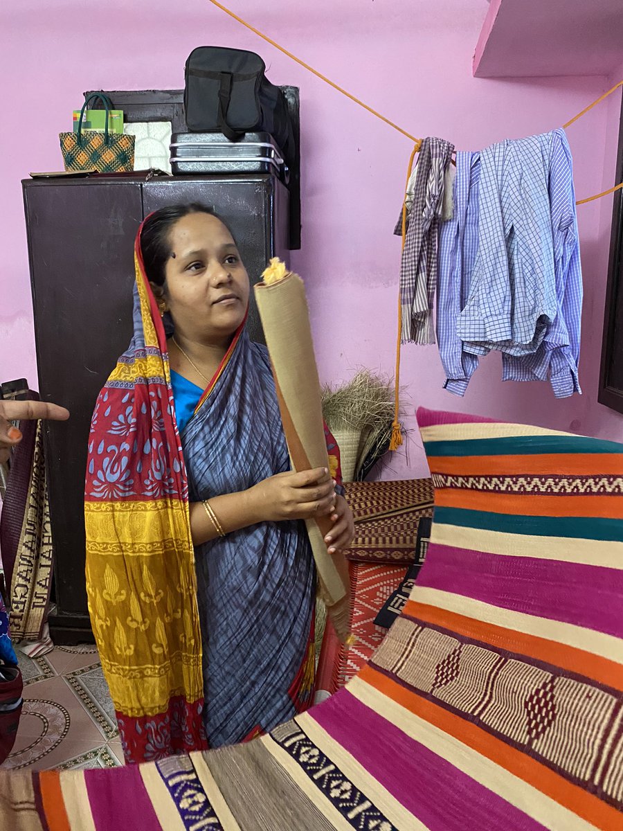 OsamaManzar's tweet photo. These are the famous Pattamadai mat weavers in Tirunelveli. These mat weavers make some of the most exotic mata that one can wear like a cloth #HandloomDay @DEFindia https://t.co/s8i5oy8Gmy