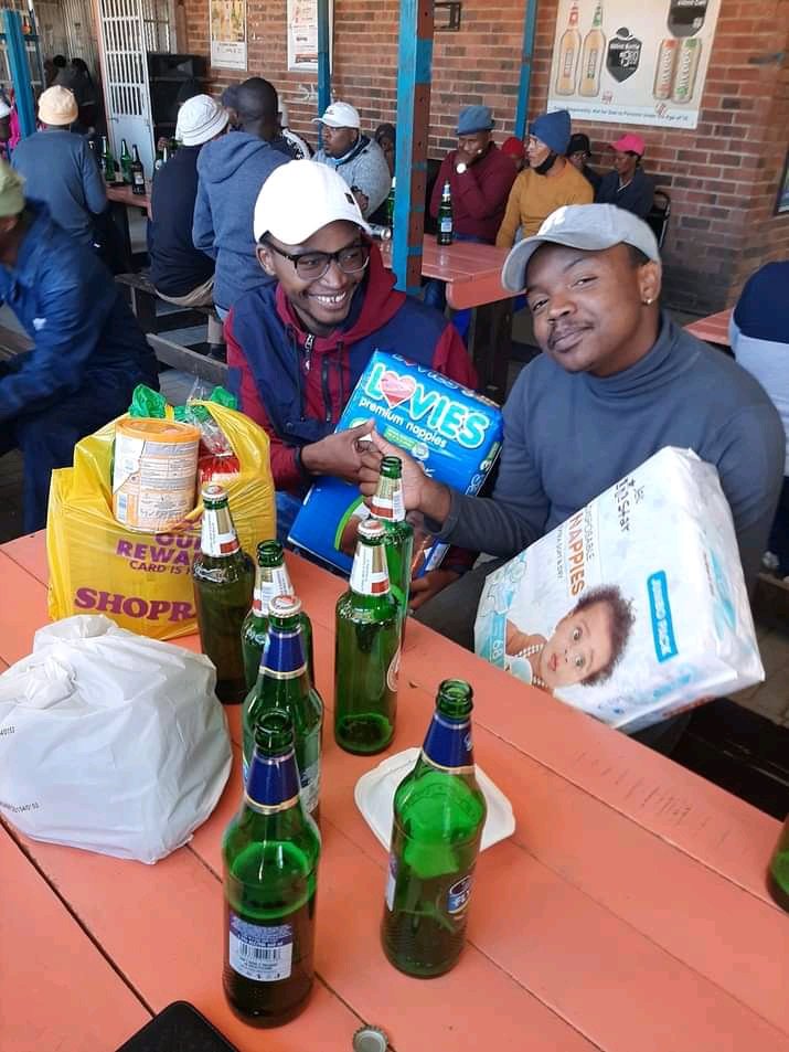 KabeloMohlah02's tweet image. Lalelani Majita we can drink alcohol,have fun but let's take care of our kids.👊❤️