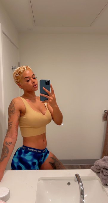 &ldquo;I Gotta Go&rdquo; on all streaming platforms August 14th 💕 https://t.co/ldqUUjVqoJ<a href="/tag/selfiesunday"class="tags"><span>#selfiesunday</span></a>