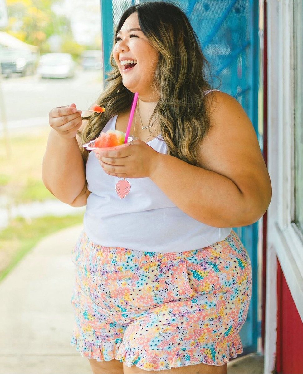 🍧Cute summer outfit + shave ice = our weekend plans. 😋 Find trendy clothing and accessories @Torrid !