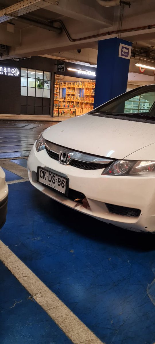 vjerita9's tweet photo. @MuniVitacura @LIDERcl dos autos mal estacionados en estacionamientos de minusvalidos. Ojalá tomaran acciones https://t.co/hbcGe8e1Gs