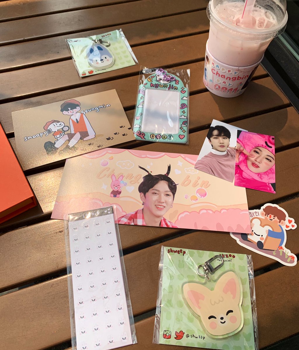 💖LOVEY DOVEY CHANGBIN EVENT 💖

Happy Birthday to our binsual, dwaekki, baby Changbin [08.11.1999] 🐷🐰💕

TY for hosting @cafelovestay and to Caffe Bene. Also had to buy from the amazing vendors! Cute~

#LoveyDoveyChangbin #SpearB
@peachhoneybear @zimtyco @dae_won_ @Stray_Kids