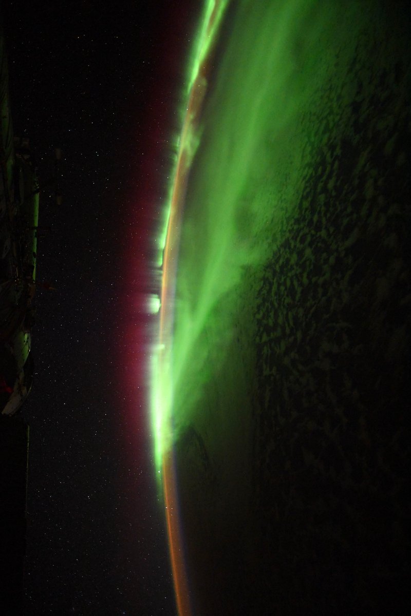 Ces derniers jours ça a été un festival d’aurores australes !  La lueur verte se reflète carrément sur la Station !
🤩
These last few days have been auroraspectacular! What a show nature put on for us.
#MissionAlpha flic.kr/p/2mfNprY