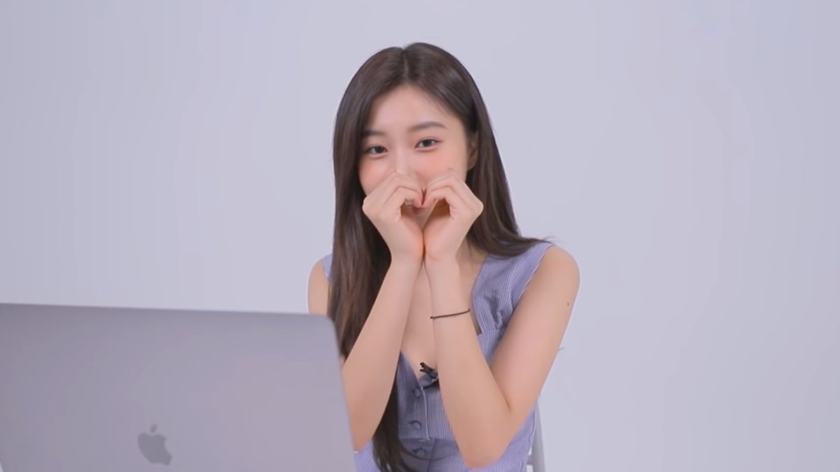 dailyhyewon's tweet image. #HyeWon #혜원 #IZONE #아이즈원 [@hyemu_official]