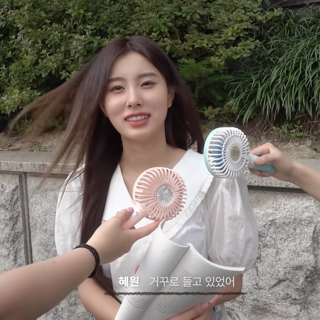 dailyhyewon's tweet image. #HyeWon #혜원 #IZONE #아이즈원 [@hyemu_official]