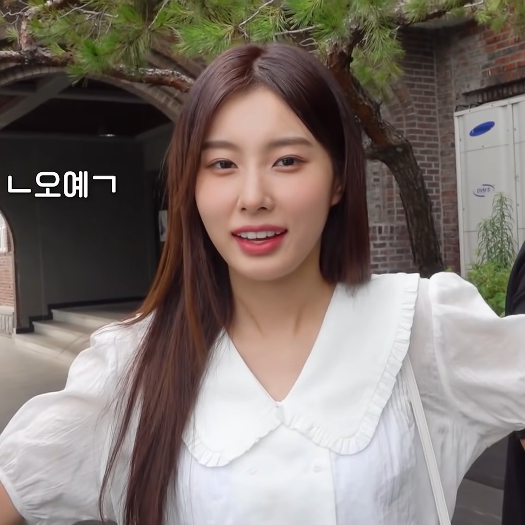 dailyhyewon's tweet image. #HyeWon #혜원 #IZONE #아이즈원 [@hyemu_official]