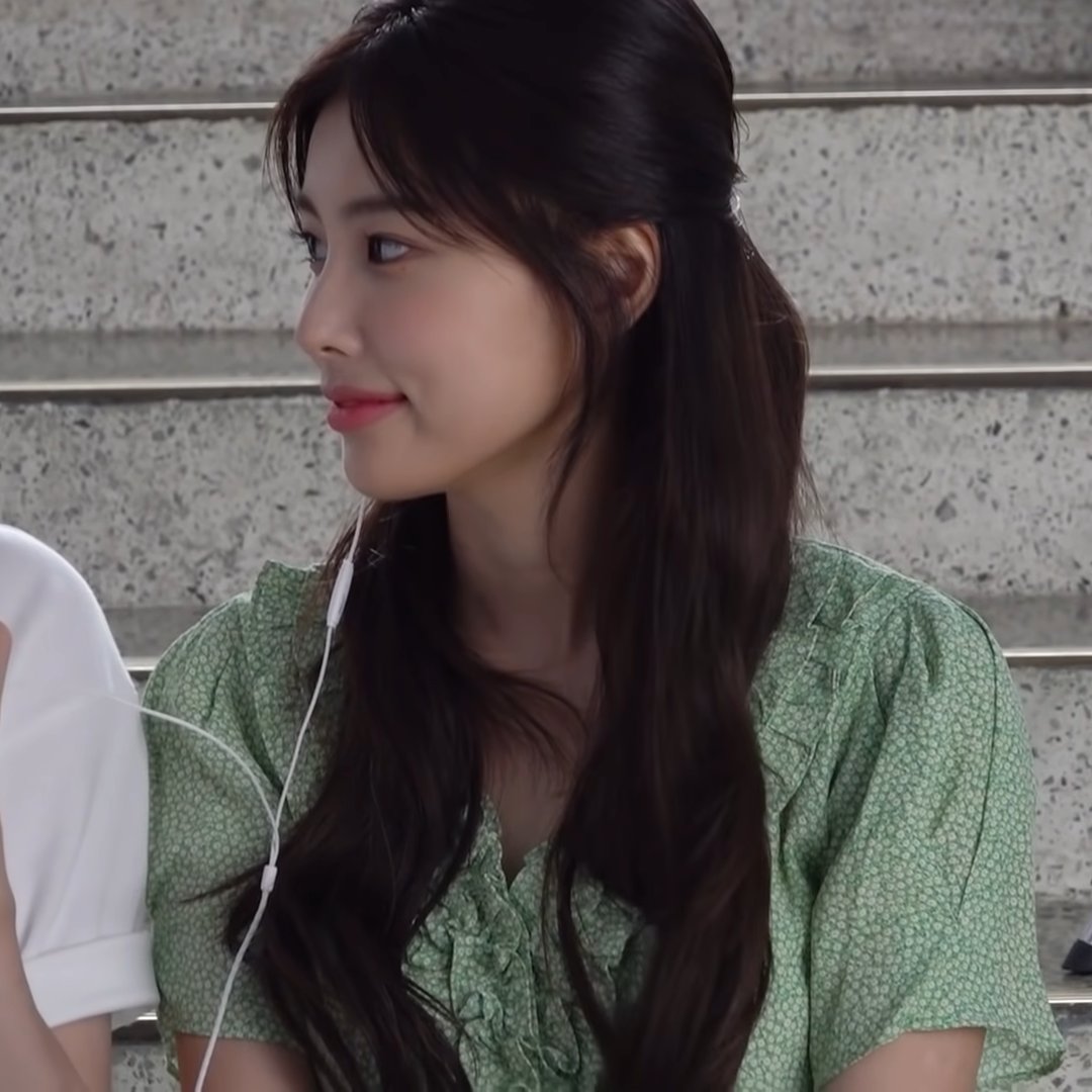 dailyhyewon's tweet image. #HyeWon #혜원 #IZONE #아이즈원 [@hyemu_official]