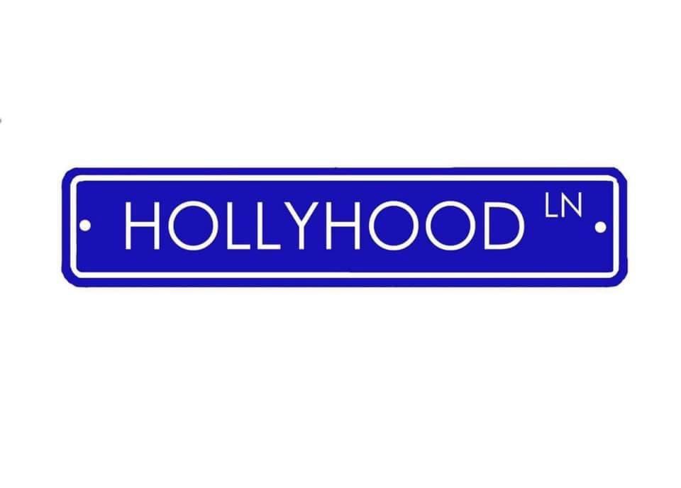 Thank you HollyHood LN for being a sponsor for the Boys &amp; Girls Club Scholarship ! 

Welcome to the block ! 
“Our trend on Hollyhood Ln is to never forget where you come from ! “
Shop with us &amp; rep the block!💙

#EmbraceTheChase🎒🏃🏽‍♂️
#MidWestMadness🏀