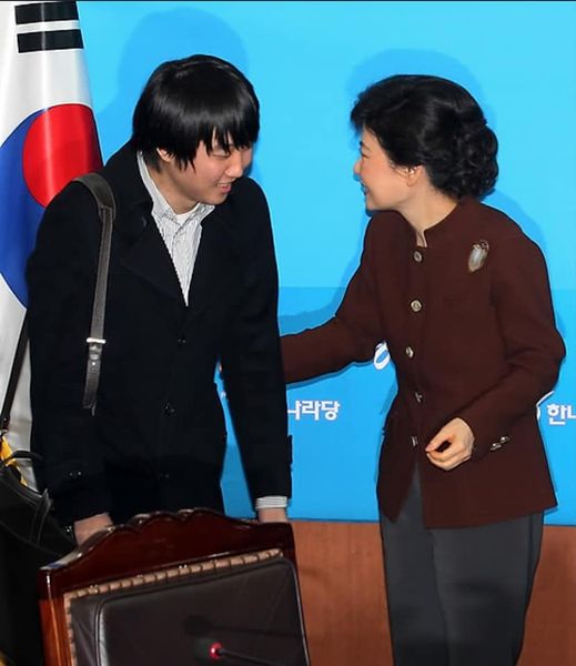 <허현준>1
이준석 님아,
"염치 없음의 강을 넘어다오"
70 노구의 몸으로 무려 1,588일이다.
갑작스레 칼날을 들이대듯 고통이 찾아온다 해도,
보이지 않는 공포와 외로움이 쓰나미처럼 닥쳐도,
신음 외에는 하소연조차 할 수 없는 그곳에서
외로이 무려 4년 반의 세월을 보내고 있다.