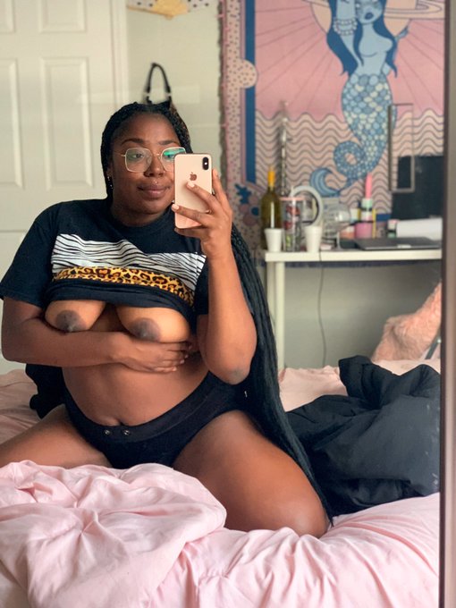 Still in bed, who wants to join me? https://t.co/gU1GFcjHeO