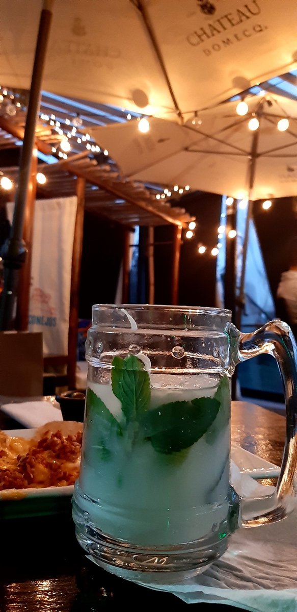 crazylogare's tweet image. Para relajarnos de la semana 
#MOJITODECOCO 😋