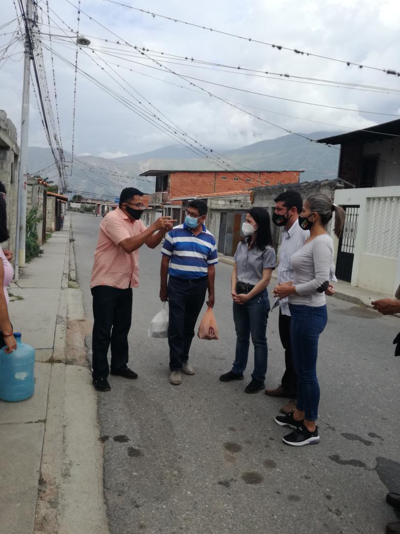 soyalexivalero's tweet photo. #HOY estuvimos #CasaXCasa en el sector #INREVI #SanJuan 
Junto a #UnionYProgreso y la grata visita de @mercedesmalave

Lo que percibimos en cada hogar: La gente quiere cambio 🇻🇪

#AlexiValero ¡Con la gente!
Abriendo caminos, creando soluciones...
#MunicipioSucre #Merida https://t.co/7CqMgJ5Ezt