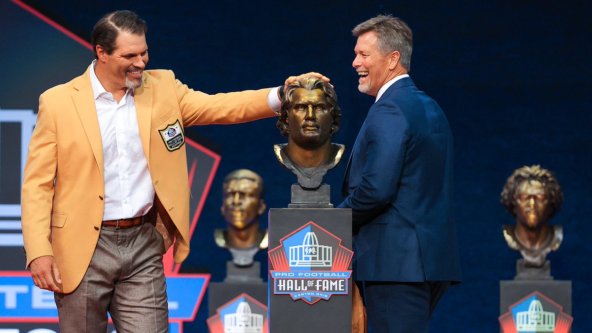 Seahawks's tweet image. It's official! 🤩

Congratulations again, @HutchSevenSix! 

via Aaron Doster/@nfl